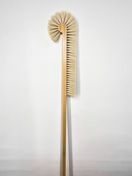 Schrankbesen 140 cm lackiert / Ziegenhaar weiß